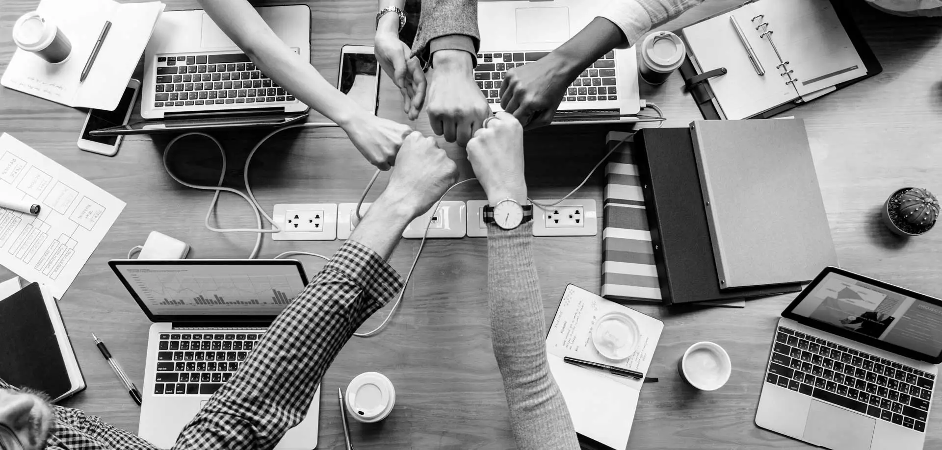 Qué debe tener un brand book útil en B2B: reglas mínimas, voz, visual, CTAs, ejemplos y gobernanza para que no se quede en un PDF.
